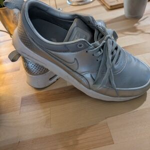Nike Gray Leather Sneakers - Silver/Gray